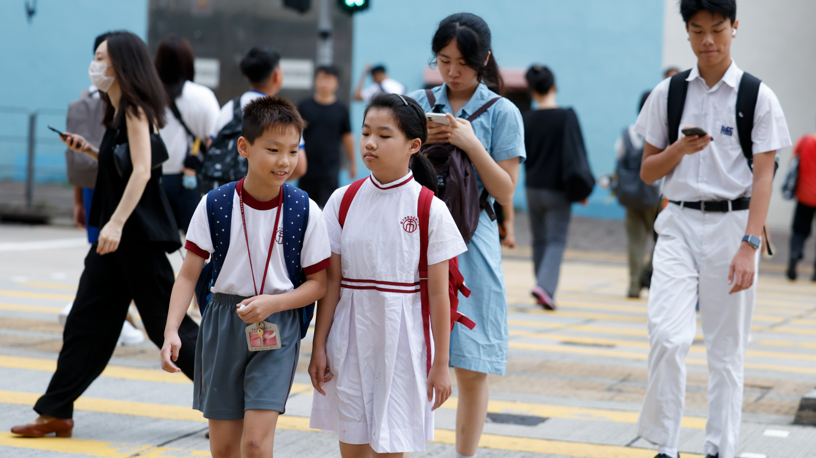 開學日，學生返校開始新學年。（中通社/資料圖片）