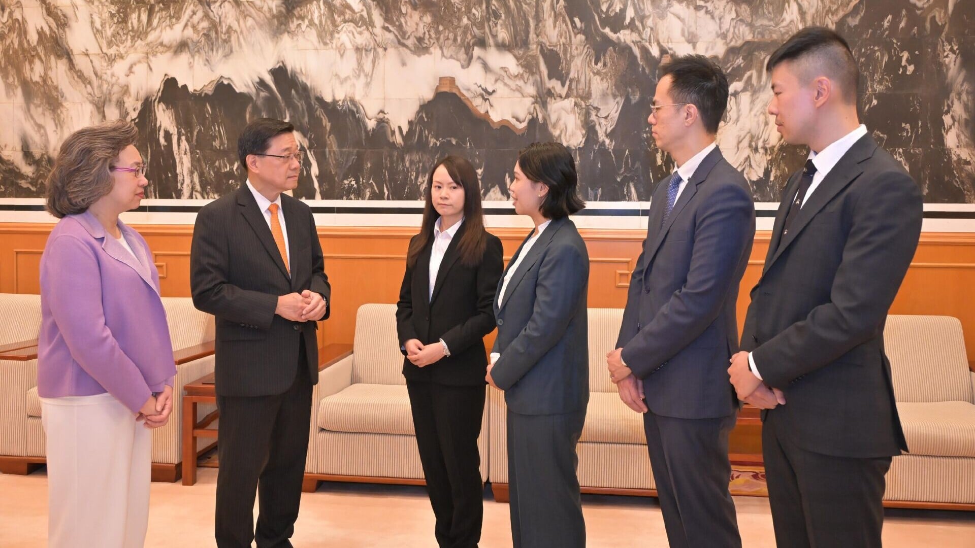 特區政府派出第三批16名來自多個部門的香港青年公務員以中國人員身分到聯合國總部出任不同職位，為期兩年。行政長官李家超了解他們赴任前的準備情況。(政府新聞處)