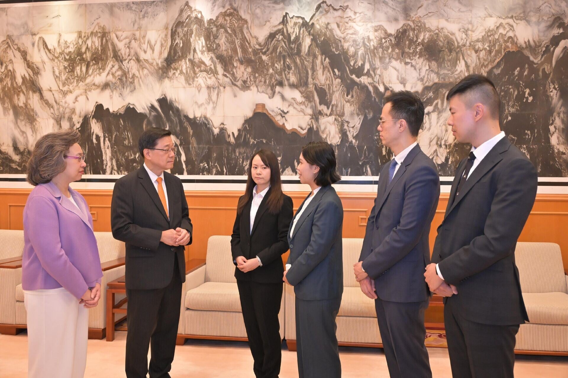 特區政府派出第三批16名來自多個部門的香港青年公務員以中國人員身分到聯合國總部出任不同職位,為期兩年。行政長官李家超了解他們赴任前的準備情況。(政府新聞處)