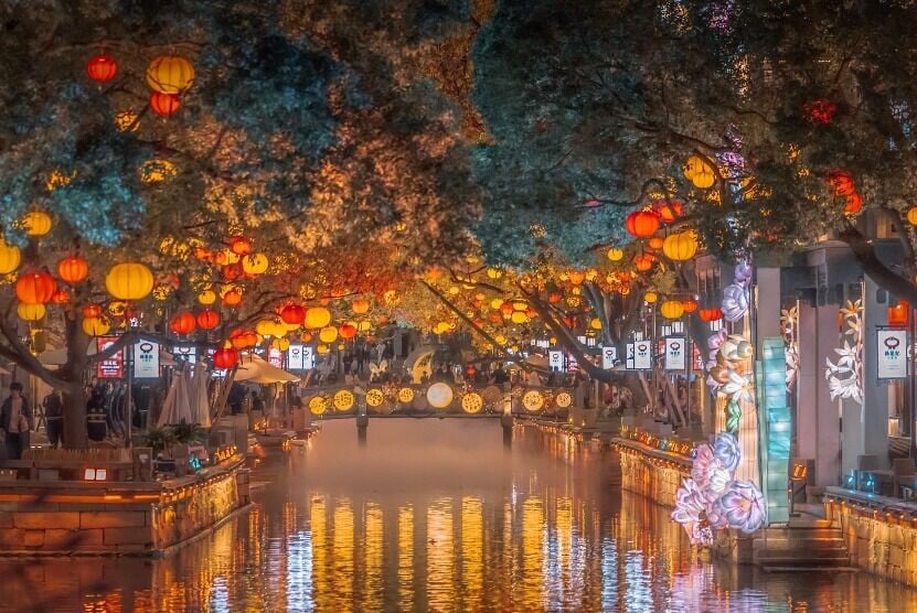 惠山的夜遊不靠喧鬧取勝,而是在山水與街巷之間,讓人感受一份帶着文化味的江南夏夜。(圖片來源:視覺中國)