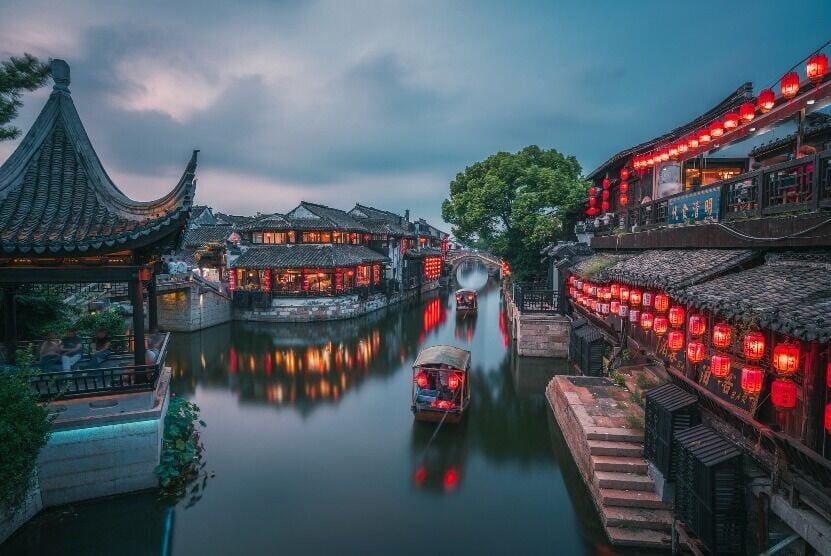 入夜後的西塘古鎮,白牆黛瓦在燈火的勾勒下盡顯素雅恬靜之美。(圖片來源:視覺中國)