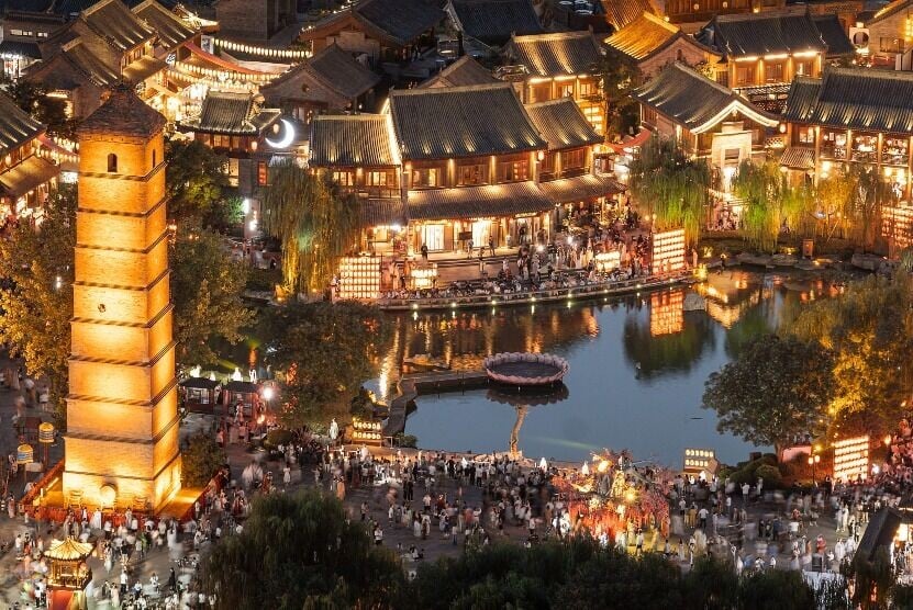 入夜後走進洛邑古城,燈籠沿街亮起,頓時有如重現「神都」夜宴。(圖片來源:視覺中國)