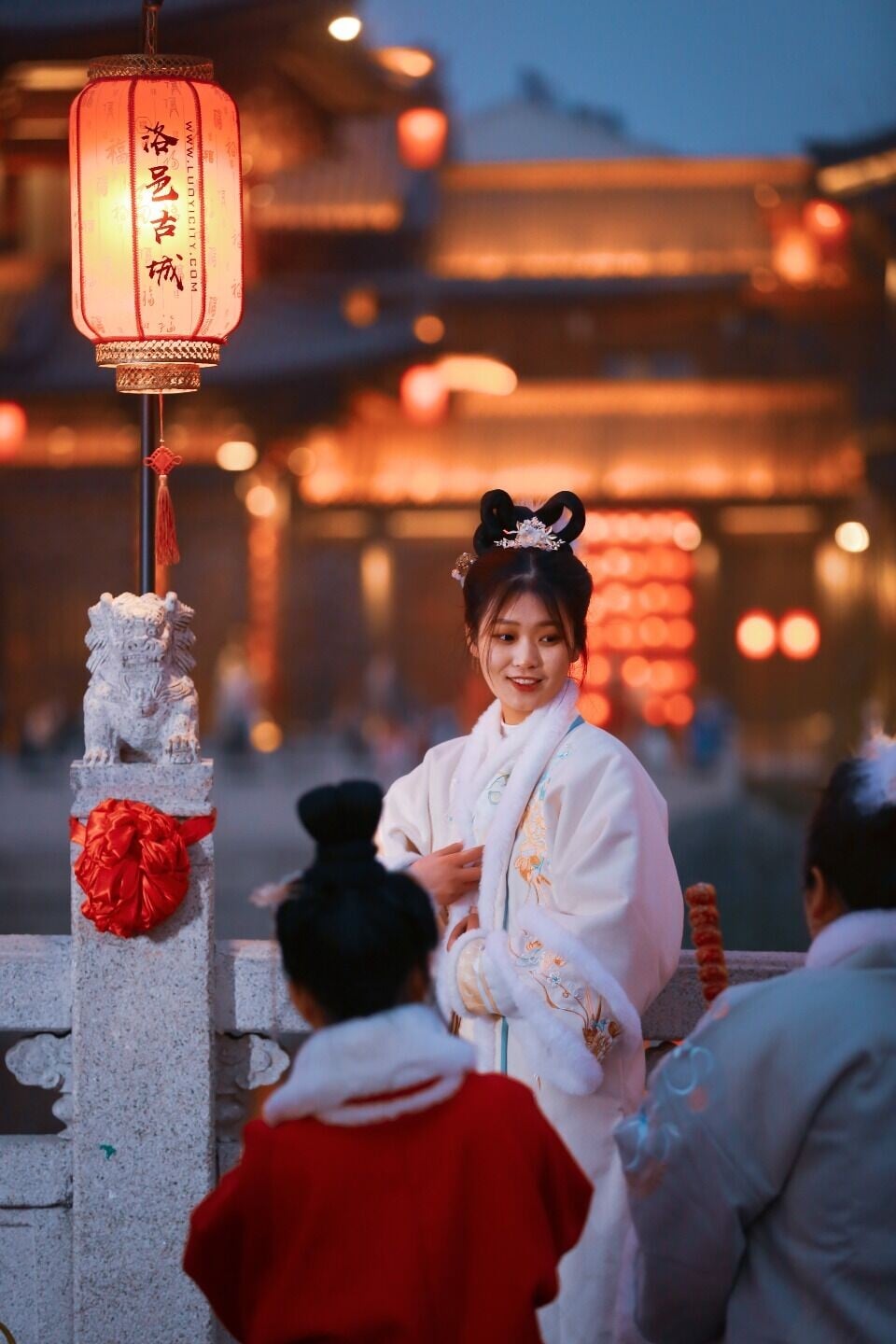 在洛邑古城,不少遊人穿著漢服沿水岸、石橋與燈籠巷打卡、拍照。(圖片來源:視覺中國)