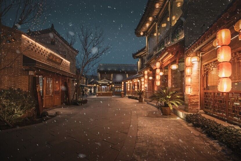 入夜後的洛邑古城,光彩奪目,彩燈與古色古香仿古建築互相映襯,打卡一流。(圖片來源:視覺中國)