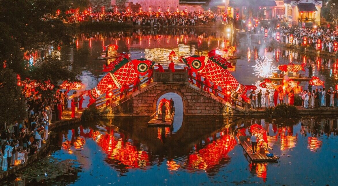 呈坎魚燈是非物質文化遺產,已有600多年歷史。以竹篾為骨、裱紙為身,魚鱗手工繪製。「魚」諧音「余」,寓意年年有餘,是當地的傳統民俗表演。(圖片來源:視覺中國)