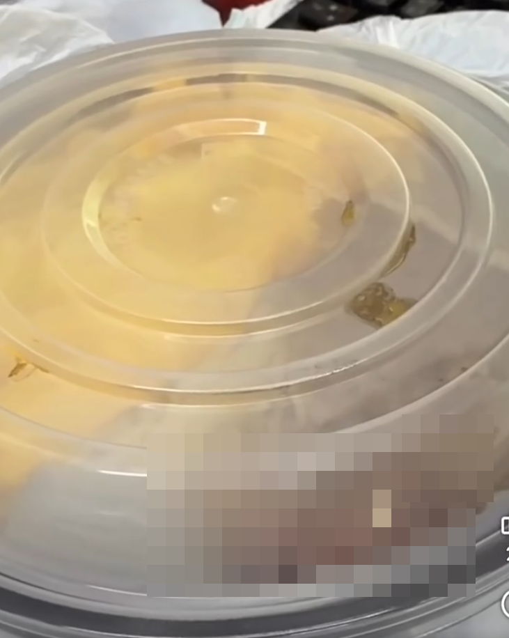 有女網民指在葵興一間工業大廈食堂外賣一碗沙嗲牛肉米粉外賣,詎料一打開餐蓋,竟發現有一隻老鼠BB掙扎,食客已向食環署投訴,署方派人上門收取外賣取證。(Threads)