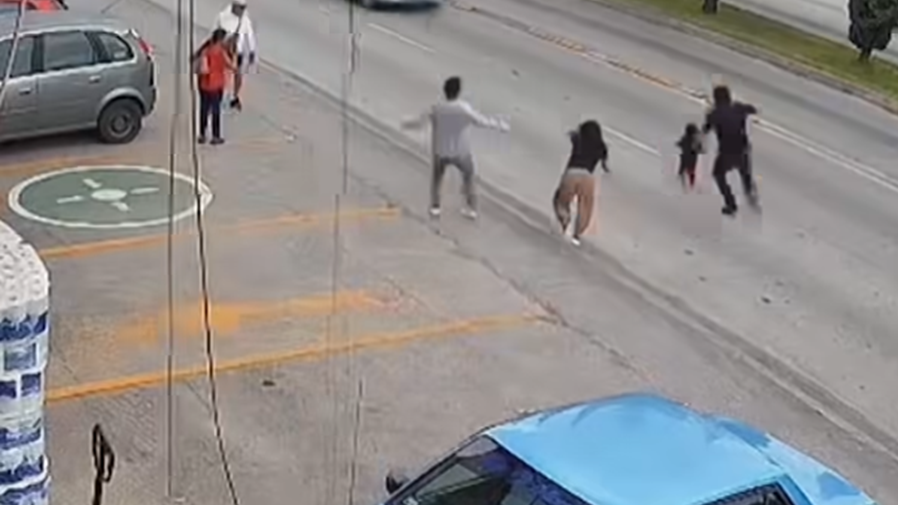 墨西哥幼童突跑出馬路私家車駛至 超市員工英勇滾地救人(有片)