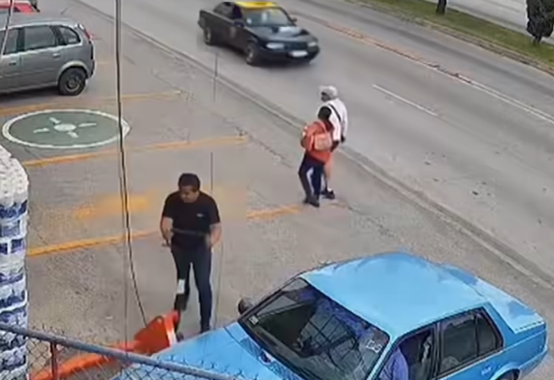 墨西哥幼童突跑出馬路私家車駛至 超市員工英勇滾地救人(有片)