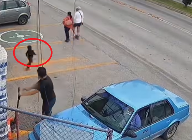 墨西哥幼童突跑出馬路私家車駛至 超市員工英勇滾地救人(有片)