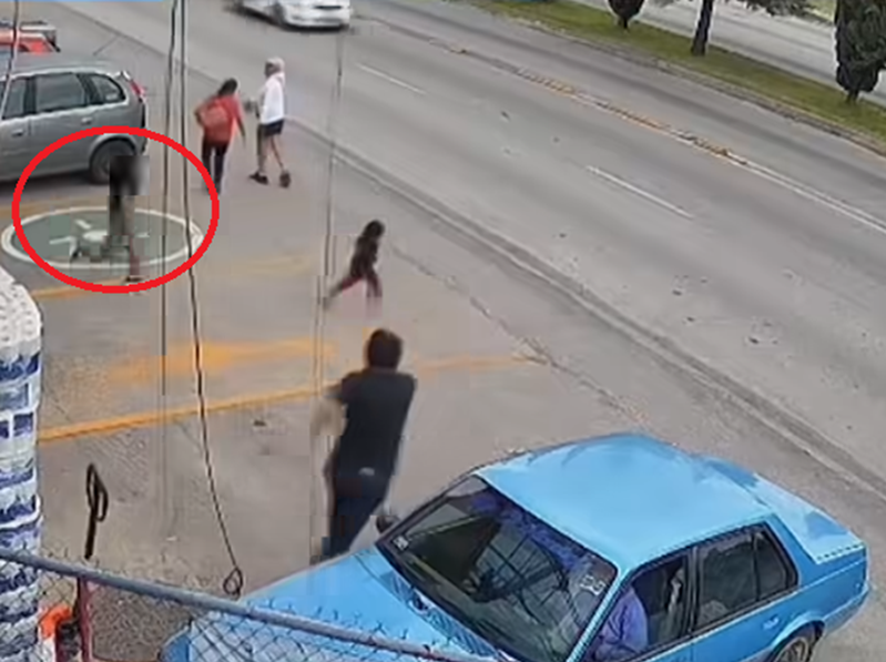 墨西哥幼童突跑出馬路私家車駛至 超市員工英勇滾地救人(有片)