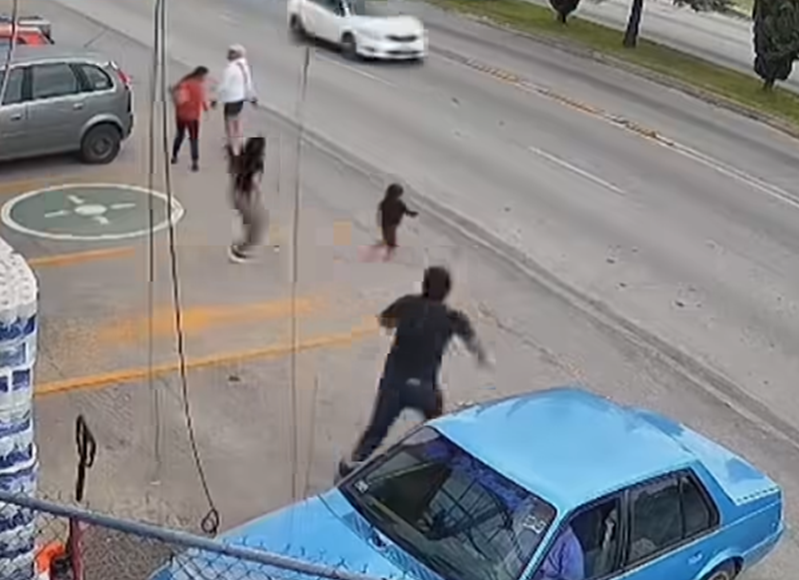 墨西哥幼童突跑出馬路私家車駛至 超市員工英勇滾地救人(有片)