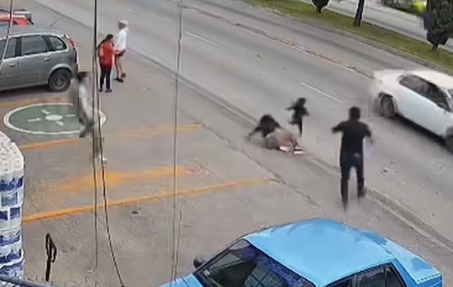墨西哥幼童突跑出馬路私家車駛至 超市員工英勇滾地救人(有片)
