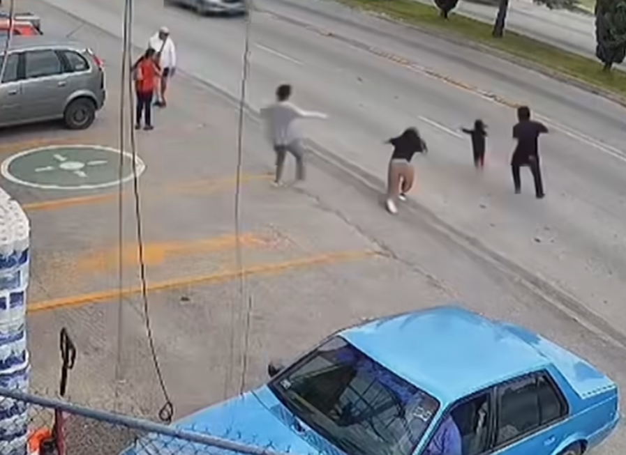 墨西哥幼童突跑出馬路私家車駛至 超市員工英勇滾地救人(有片)