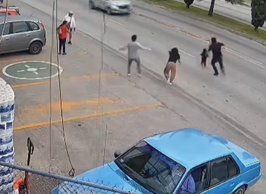 墨西哥幼童突跑出馬路私家車駛至 超市員工英勇滾地救人(有片)
