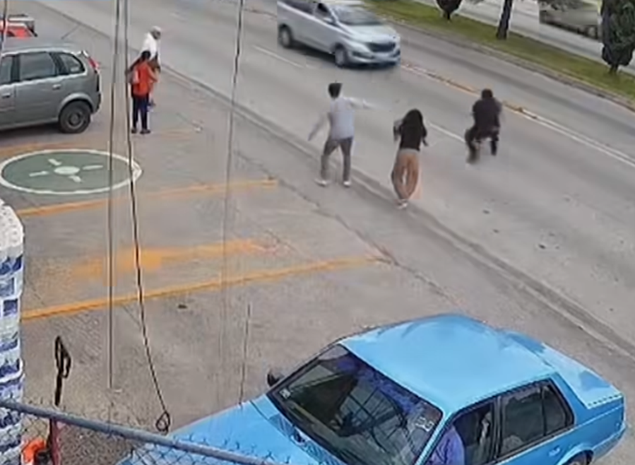 墨西哥幼童突跑出馬路私家車駛至 超市員工英勇滾地救人(有片)