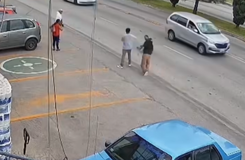 墨西哥幼童突跑出馬路私家車駛至 超市員工英勇滾地救人(有片)