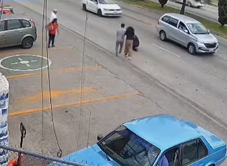 墨西哥幼童突跑出馬路私家車駛至 超市員工英勇滾地救人(有片)