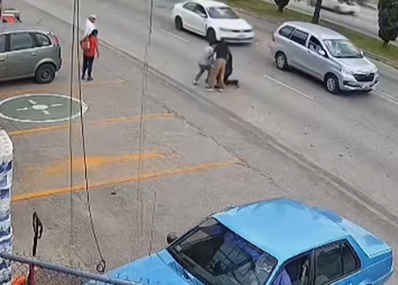 墨西哥幼童突跑出馬路私家車駛至 超市員工英勇滾地救人(有片)