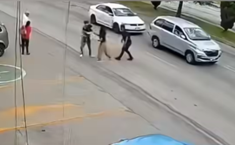 墨西哥幼童突跑出馬路私家車駛至 超市員工英勇滾地救人(有片)