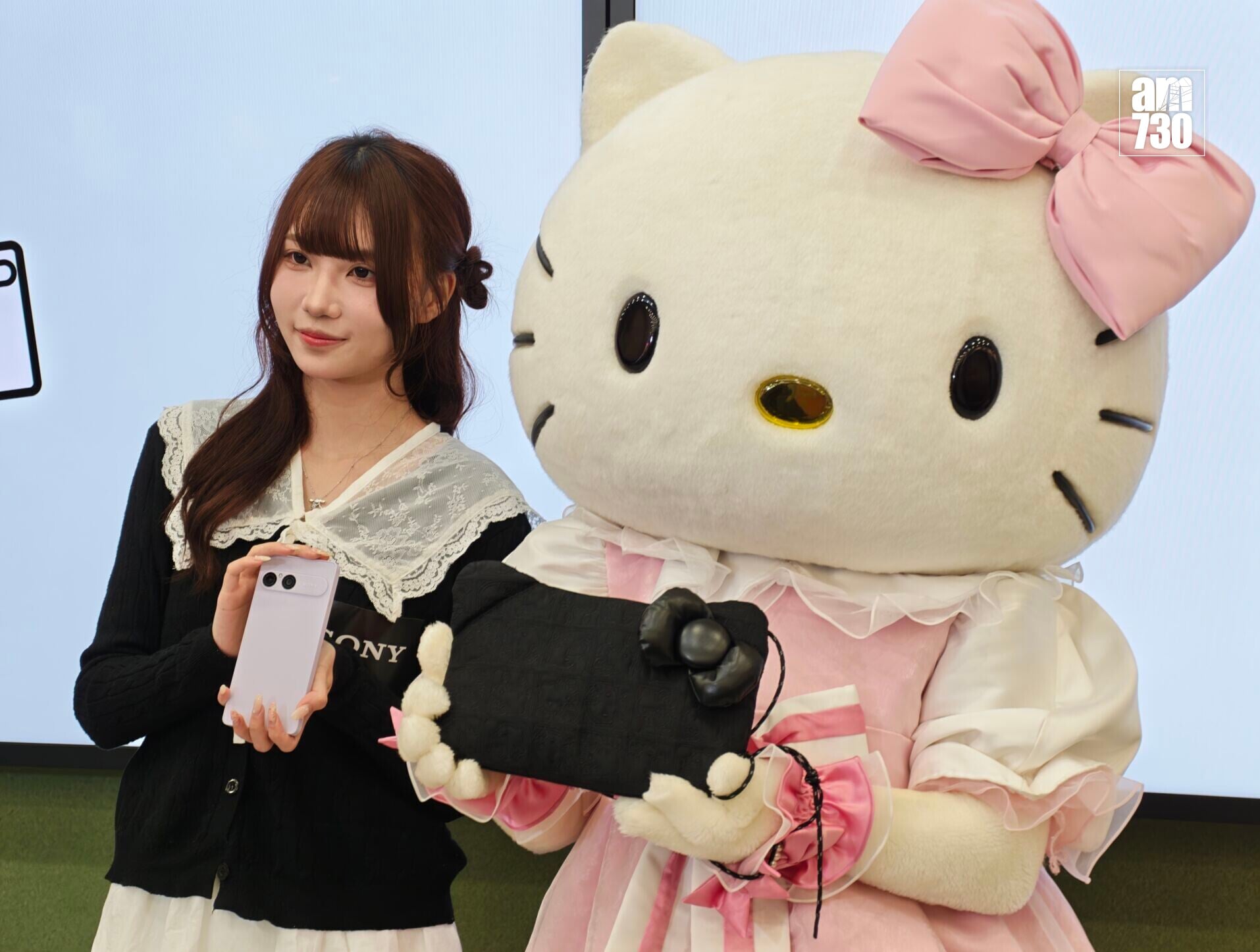 Sony x Hello Kitty限定周邊有特別設計的收納包。