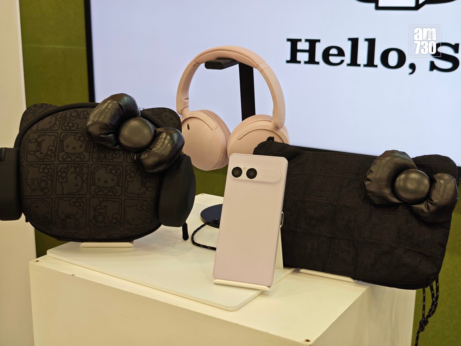 Sony x Hello Kitty聯乘系列有Xperia 10 VIII手機及3款耳機套裝。