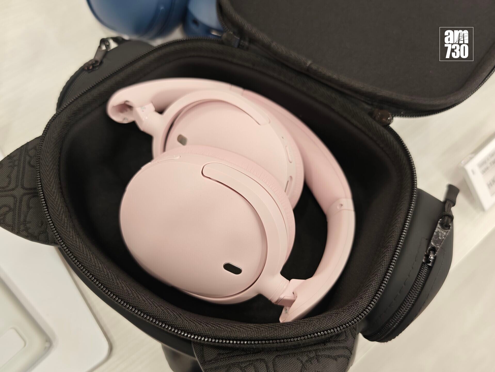 Sony WH-CH730N頭戴式耳機可摺疊放入Hello Kitty收納包中。