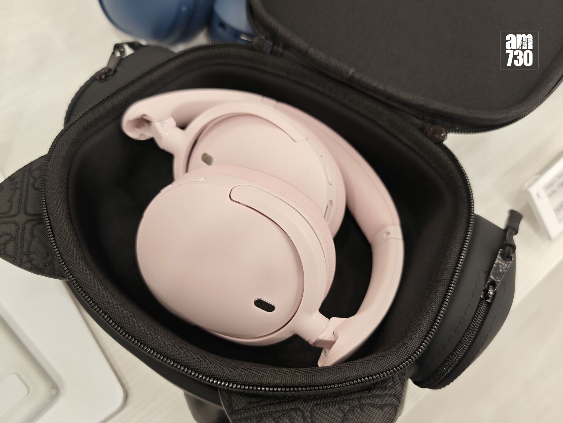 Sony WH-CH730N頭戴式耳機可摺疊放入Hello Kitty收納包中。