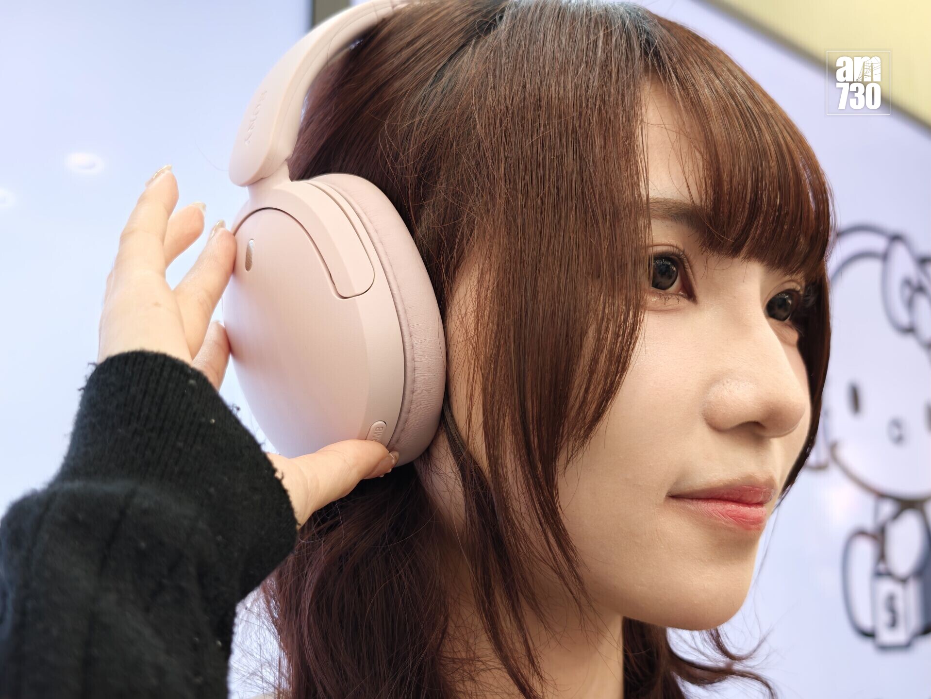 Sony WH-CH730N頭戴式耳機機身設有多個操作按鍵。