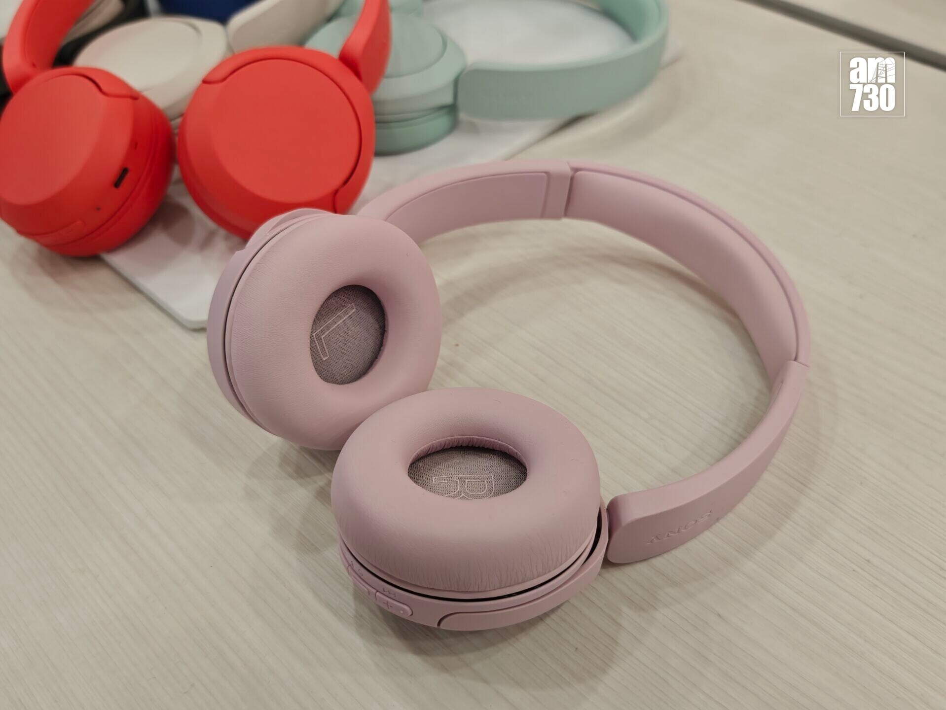 Sony WH-CH730N頭戴式耳機兼具輕巧靚聲。