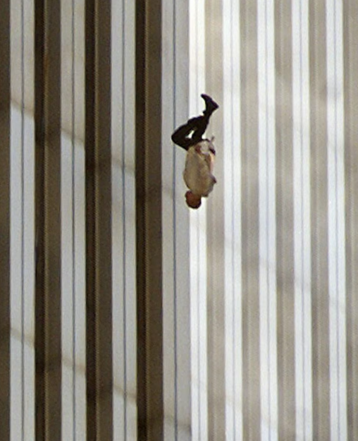 照片中男子身體筆直向下墮,被外界稱為「墜落之人」(Falling Man),更成為911襲擊最具代表性的影像之一。(互聯網)