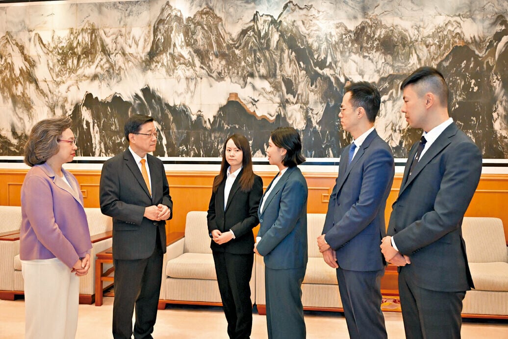 李家超向公務員了解赴任前的準備情況。
