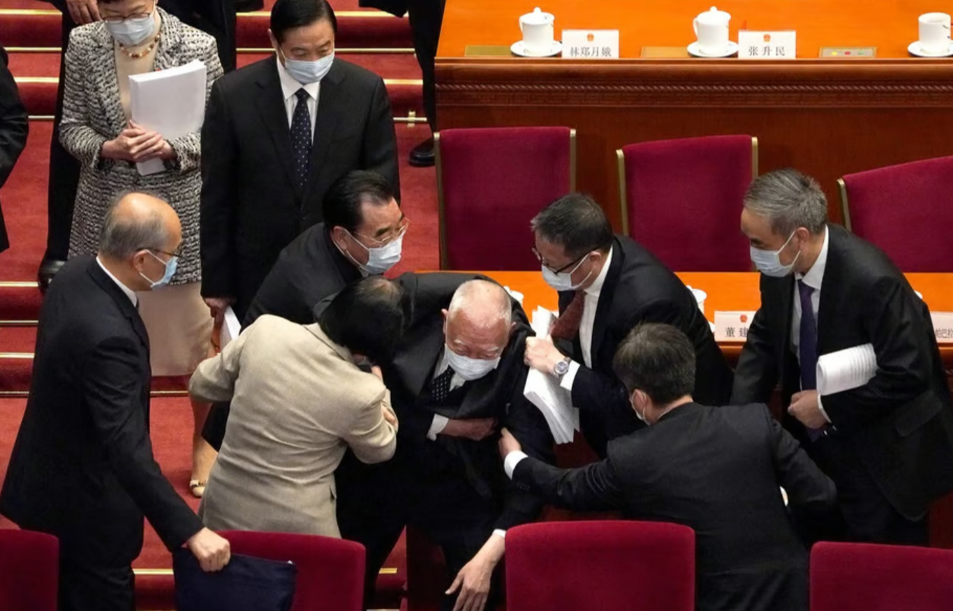 2021年3月董建華在北京列席兩會開幕禮離開座位時跌倒(美聯社資料圖片)