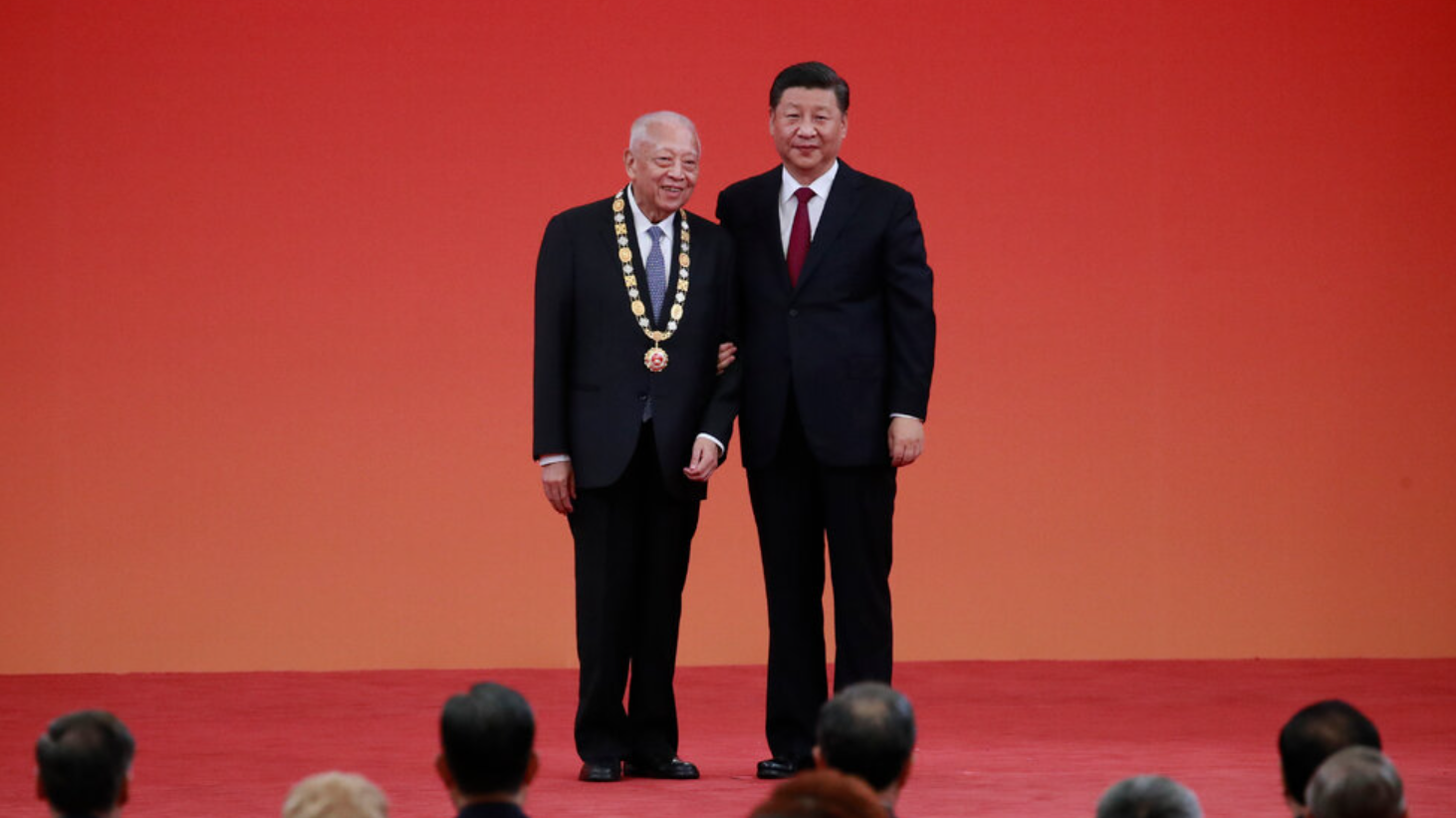 國家主席習近平於2019年舉行國家勳章和國家榮譽稱號頒授儀式，董建華獲頒授「『一國兩制』傑出貢獻者」國家榮譽稱號。(資料圖片)
