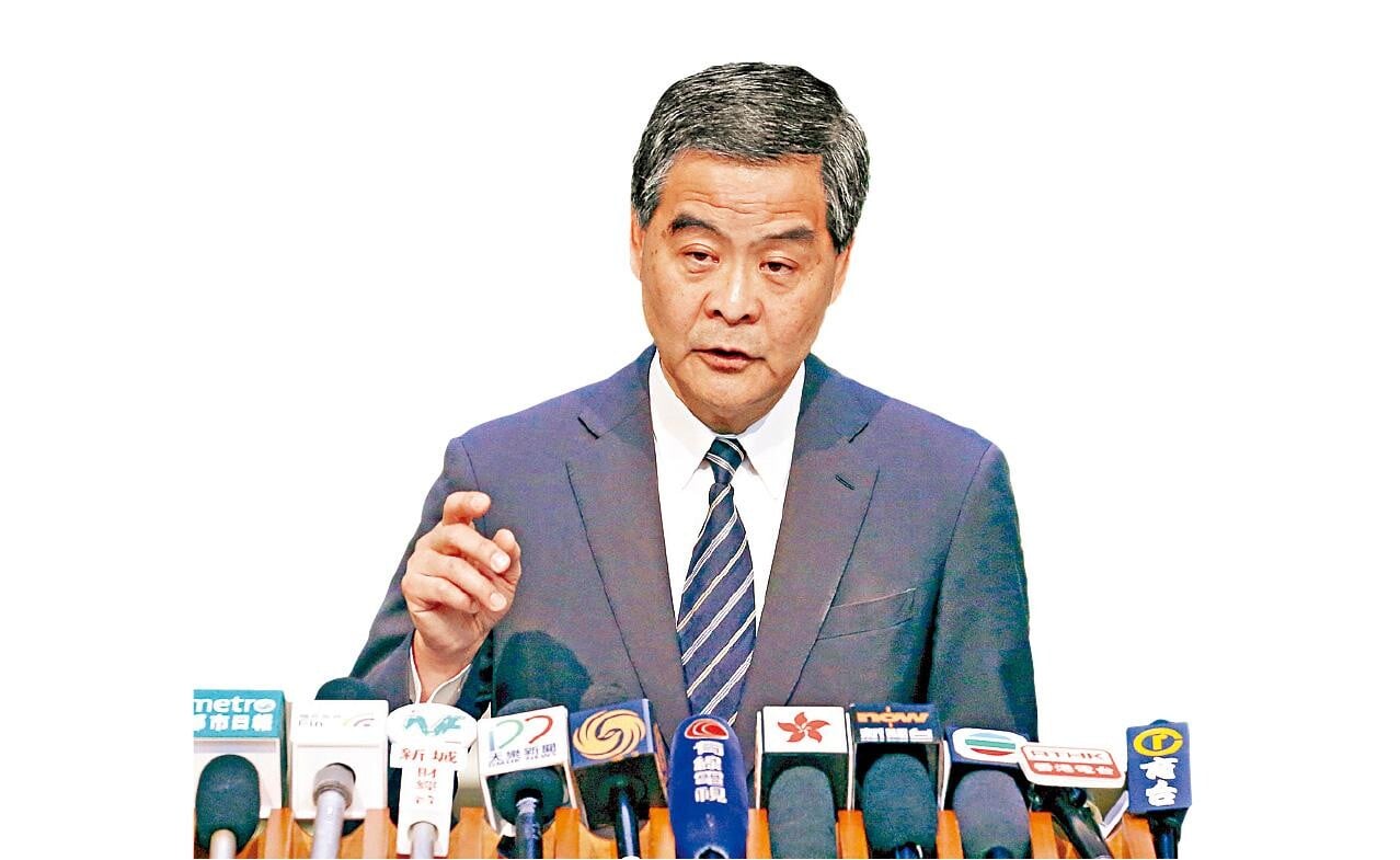 梁振英形容董建華宅心仁厚、以理服人,為我輩典範。(資料圖片)