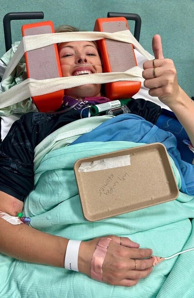 Holly雖然受重傷,但僅左腿嚴重骨折、脊柱骨折和瘀傷,算是不幸中之大幸。(X)