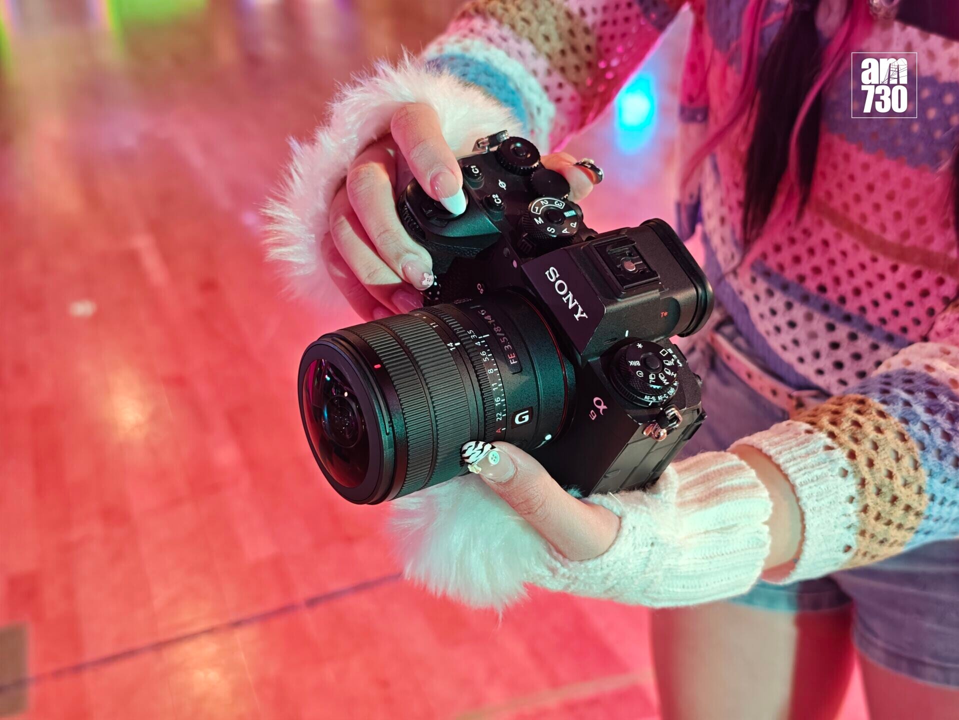 Sony FE 8-14mm F3.5 Fisheye G拿上手相當輕巧。