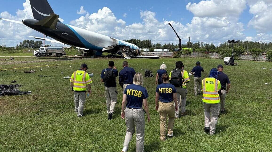 美國國家運輸安全委員會（NTSB）調查人員7日前往事故現場勘察。（圖／路透社）