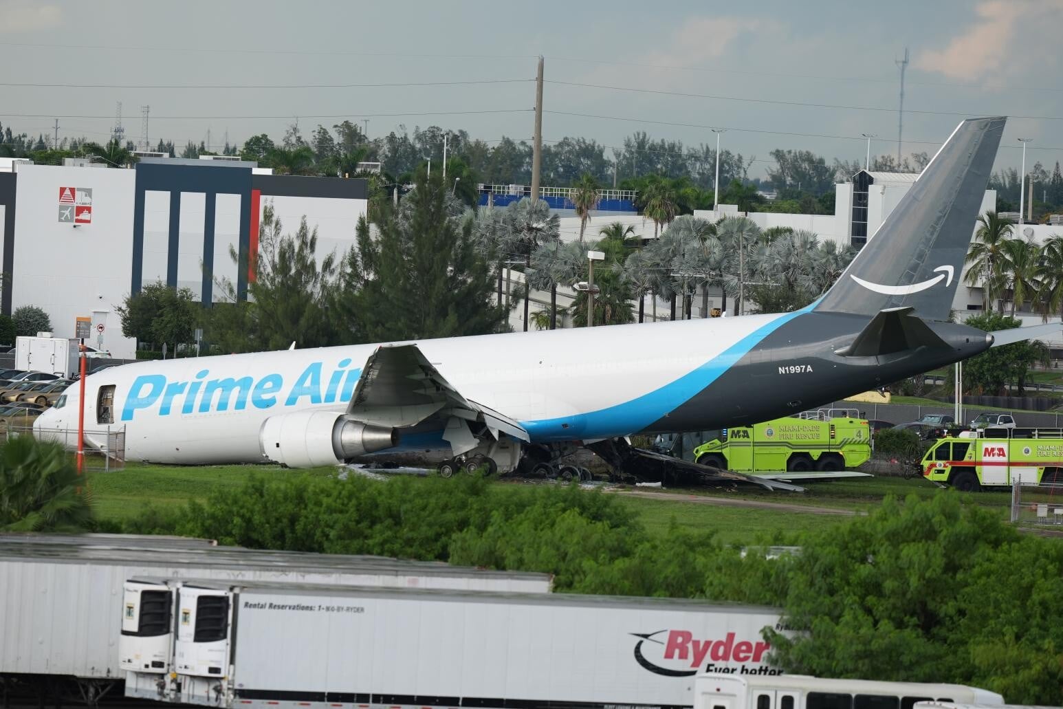 亞馬遜旗下貨運航空公司Prime Air的一架貨機,於當地時間6日下午發生衝出跑道事故。(圖/美聯社)