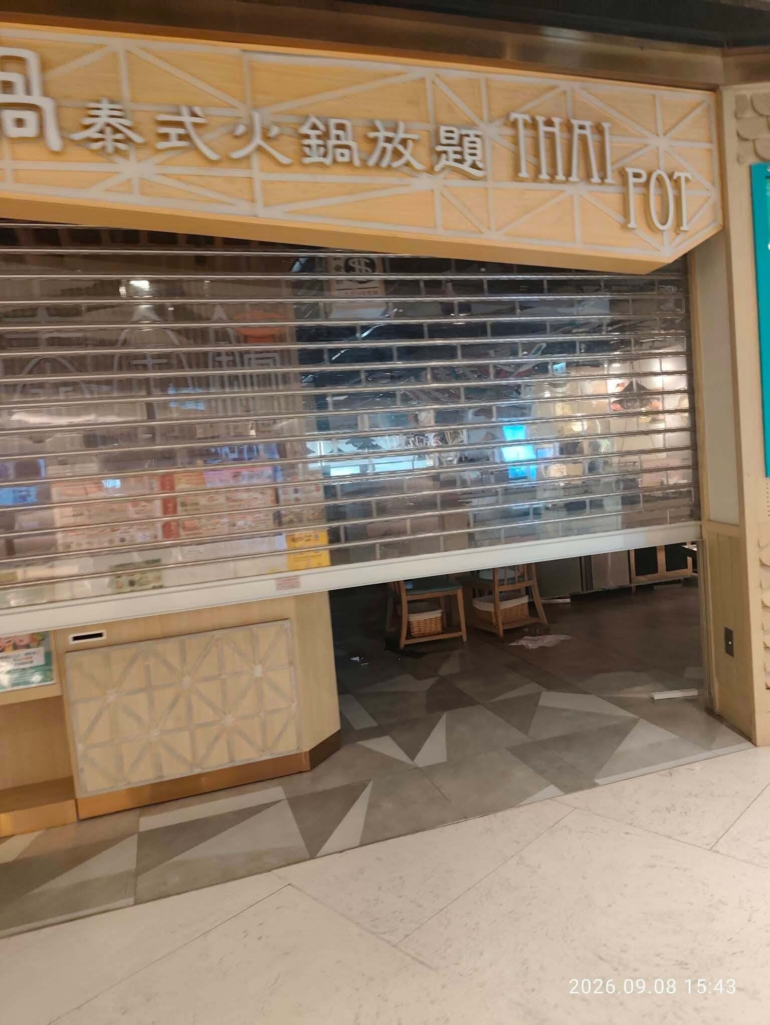 有網民指「泰金鍋」位於荃灣海之戀分店已拉閘停業,門外被貼上多張指明「欠債戶」為泰金鍋的「逾期通知」,留下聯絡電話通知店方「盡快回電商討逾期還款」(全港店舖執笠結業消息關注組FB)