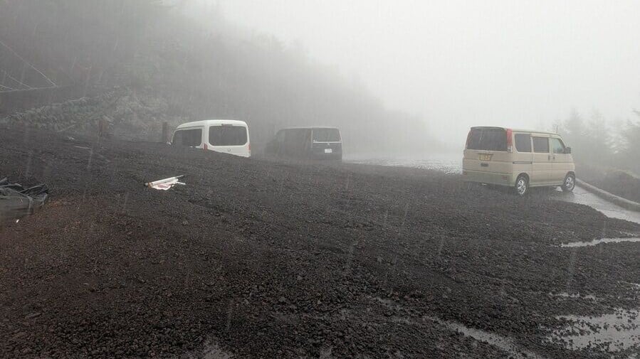 富士山大雨山泥傾瀉波及3車 天氣惡劣2登山者途中昏倒