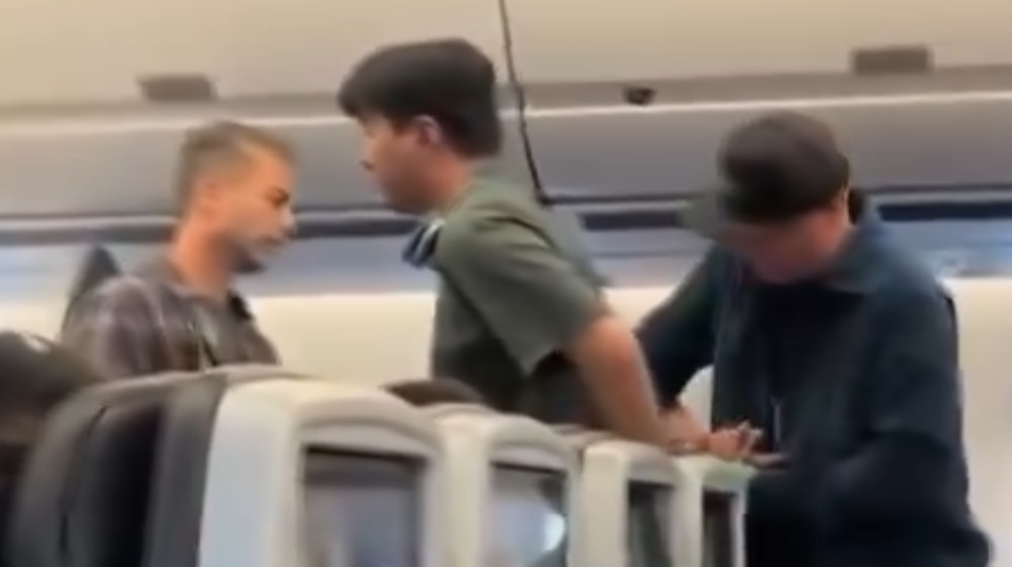 舉家往美國孩子機上吵鬧踢椅背 上海男反揮拳打乘客抵境後全家被撤簽證
