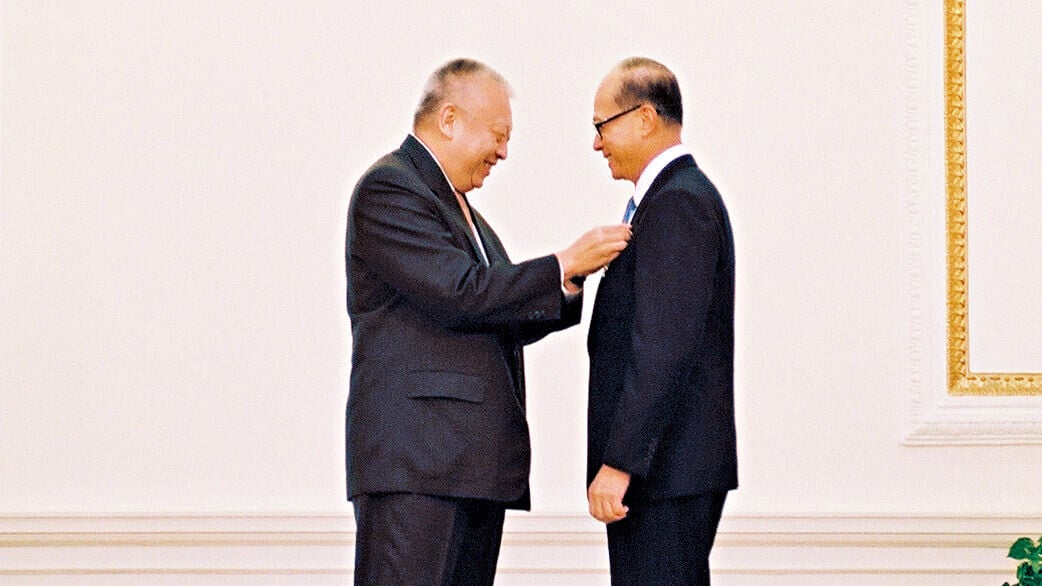 李嘉誠(右)獲董建華頒授大紫荊勳章。
