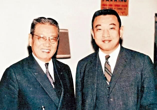董建華(右)與父親董浩雲。