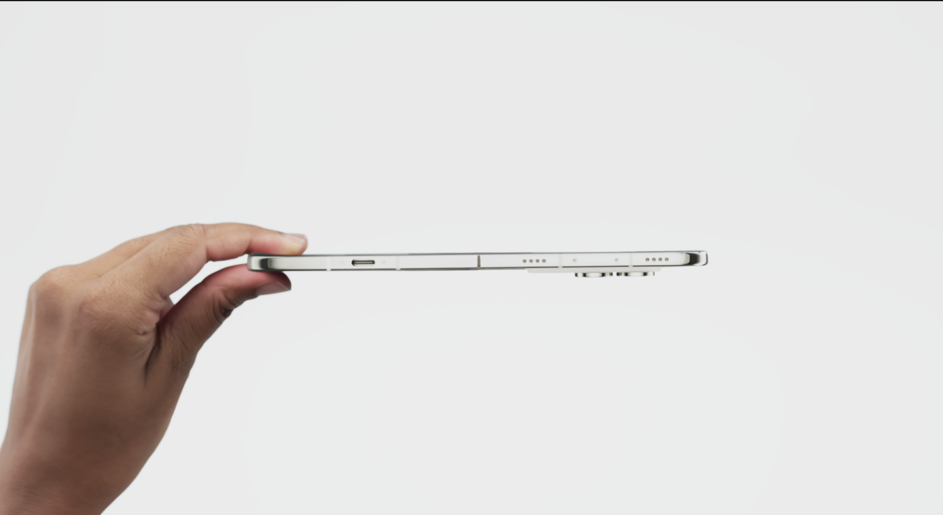 iPhone Duo 5級鏡面拋光鈦金屬機身纖薄。