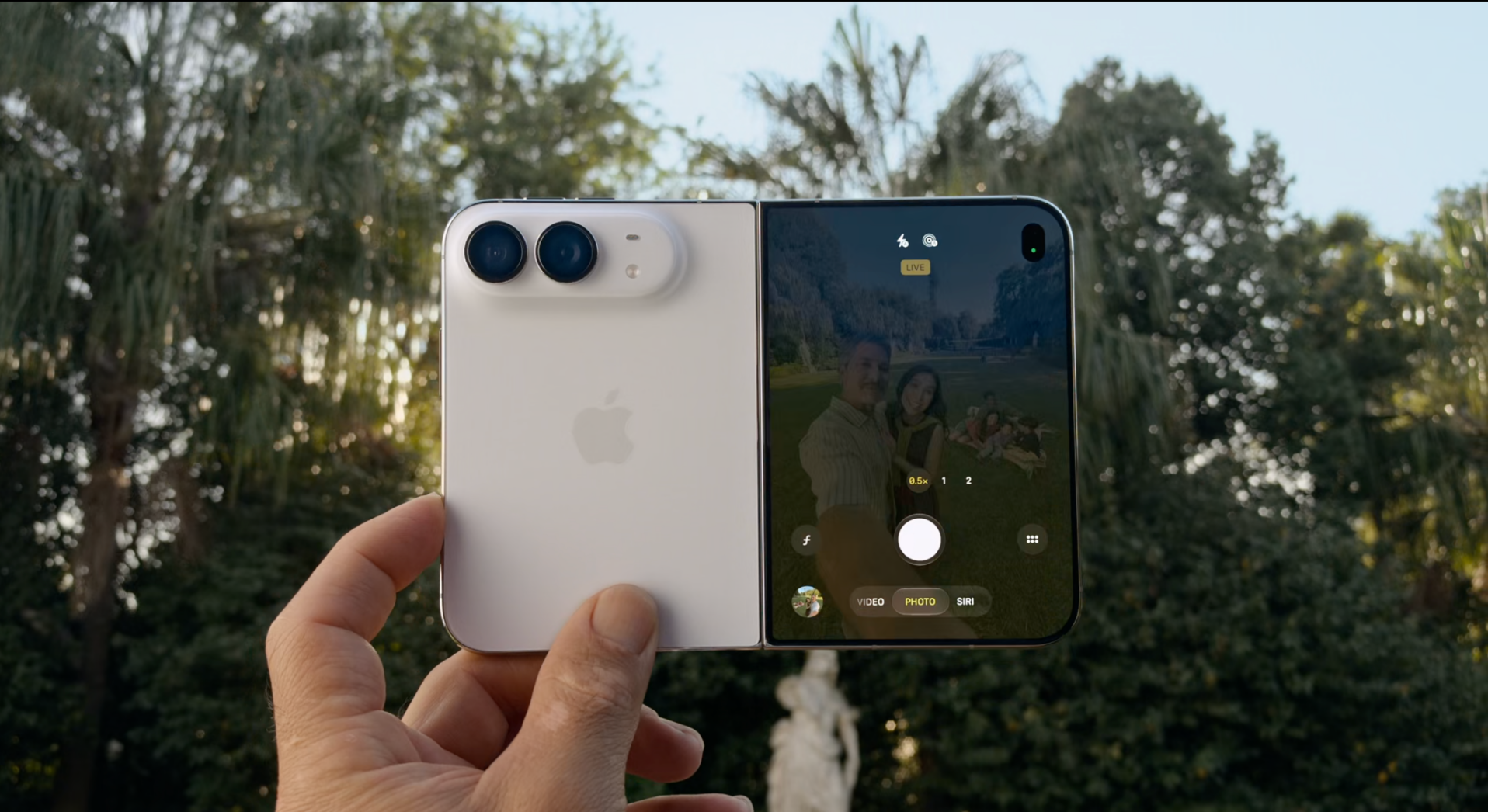 iPhone Duo可輕鬆反芒自拍。