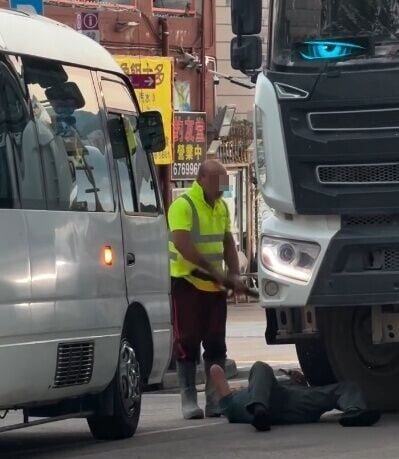 光頭漢隨即開門上車收起鐵通,再落車雙手叉腰查看對方情況。(Threads@lyz_.013)