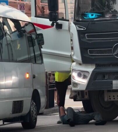光頭漢隨即開門上車收起鐵通,再落車雙手叉腰查看對方情況。(Threads@lyz_.013)