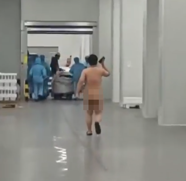 影片指生產基地禁止員工上班時如廁,致一名員工被迫大便失禁裸跑。寧德時代指有人造謠,已就此事報警處理。(x)