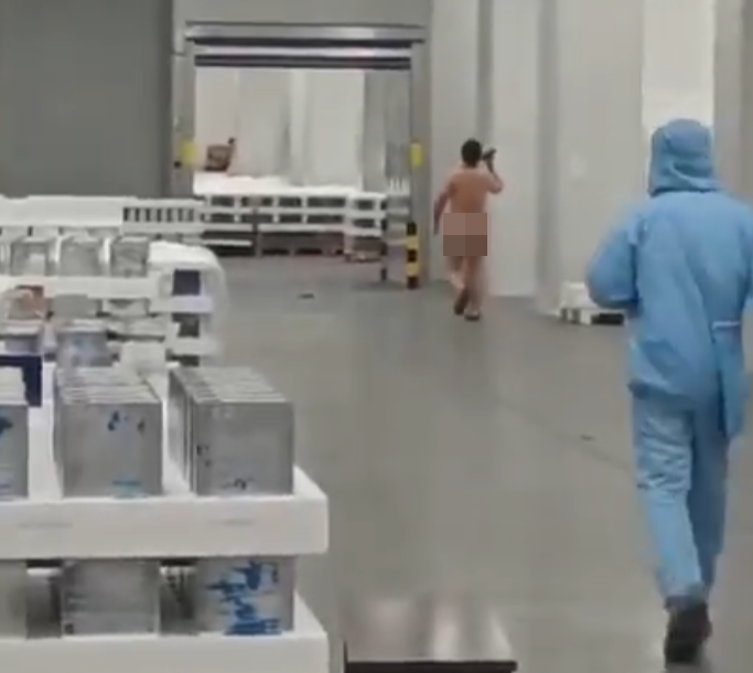 影片指生產基地禁止員工上班時如廁,致一名員工被迫大便失禁裸跑。寧德時代指有人造謠,已就此事報警處理。(x)