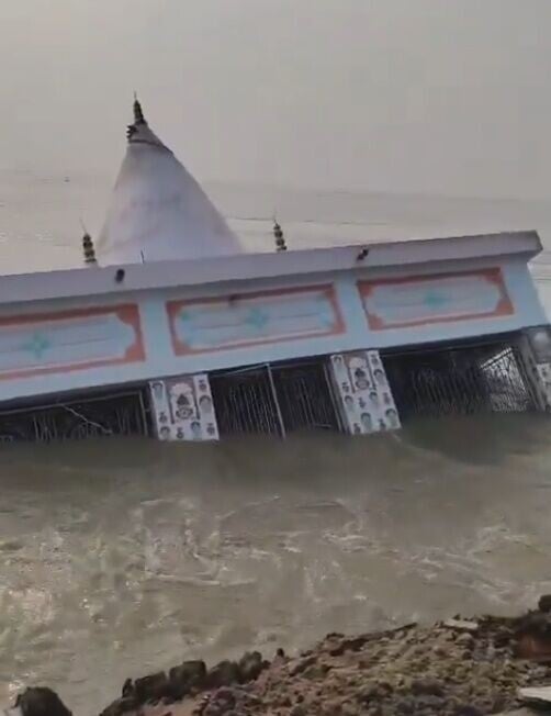 整座建築在短短數秒內被渾濁的激流捲走。(X)